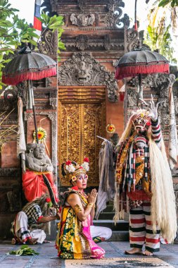 Banjar G Sahadewa Barong Dans Stüdyosu'nda Korkmuş görünümlü kraliçe
