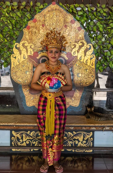 Azafata de Sahadewa Barong Dance Studio en Banjar Gelulung, Bali — Foto de Stock