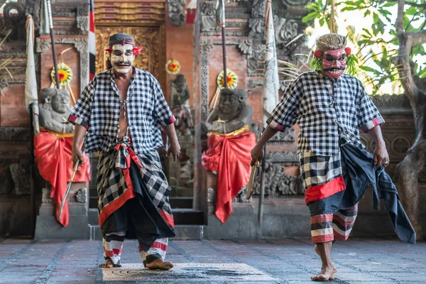 Två banditer på Sahadewa Barong Dance Studio i Banjar Gelulung, — Stockfoto