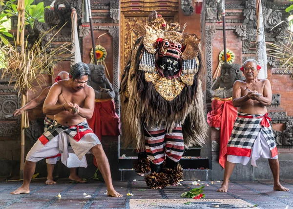 Suiciddal riddare och monster på Sahadewa Barong Dance Studio i — Stockfoto