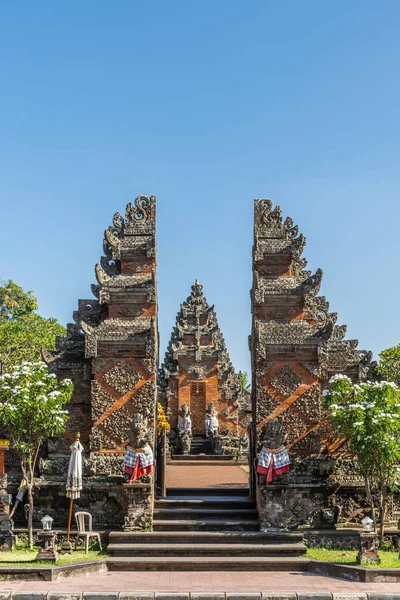 Batuan Temple bakom Split Gate, Ubud, Bali Indonesien. — Stockfoto
