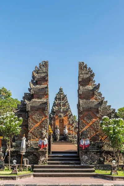 Batuský chrám za rozenou bránou, Ubud, Bali Indonésie. — Stock fotografie