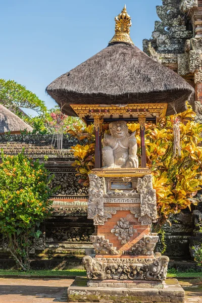 Vänster helgedom framför Kori Agung av Batuan Temple, Ubud, Bali — Stockfoto