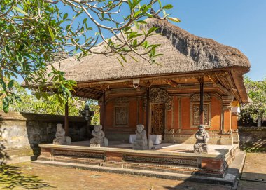 Batuan tapınağında sunak ile büyük kapalı türbe, Ubud, Bali Indo