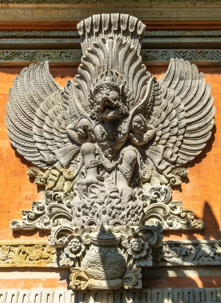 印尼巴厘岛乌布巴图安神庙的加鲁达雕像特写. — 图库照片