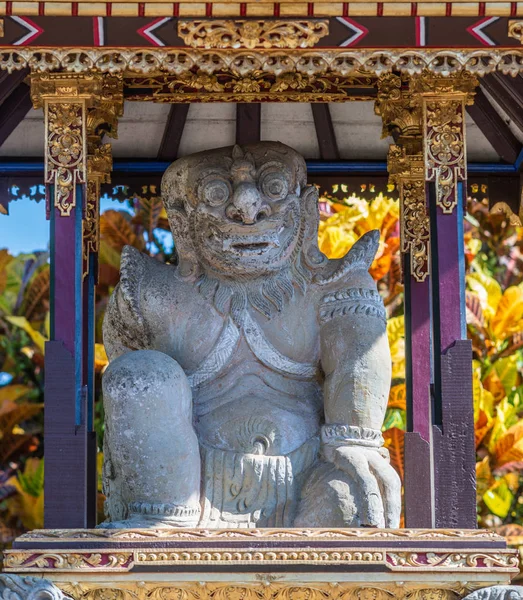 Santuário esquerdo em frente a Kori Agung do templo de Batuan, Ubud, Bali — Fotografia de Stock