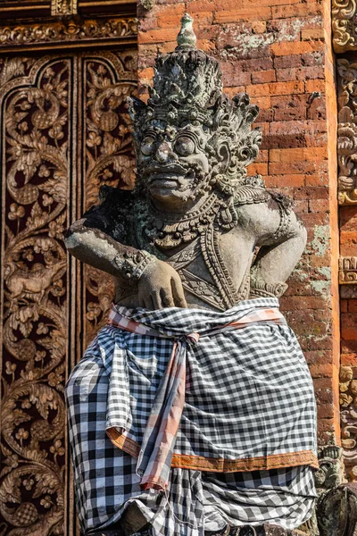 Closeup of right guard at Kori Agung at Batuan temple, Ubud, Bal — Stock Photo, Image