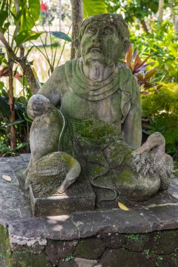 Şehir merkezindeki Dirty Duck Restaurant'ta ördekli adam heykeli, Ubud, 