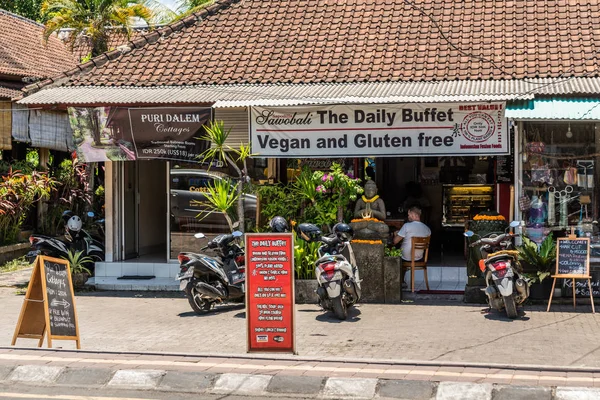 A napi büfé, vegán étterem belvárosában, Ubud, Bali Indonesi — Stock Fotó