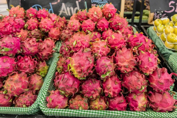 Körbe mit Drachenfrüchten ausgestellt, ubud bali indonesien. — Stockfoto