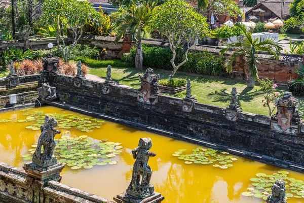 Lotus Pond a királyi palotában, Klungkung Bali Indonézia. — Stock Fotó