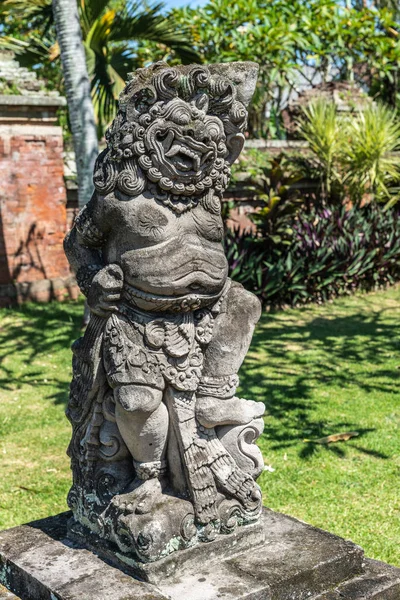 Närbild av man med lejonhuvud på Kungliga slottet, Klungkung Bali i — Stockfoto