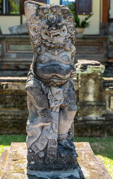 Kvinnlig Satyr staty kungliga palatset, Klungkung Bali Indonesien. — Stockfoto