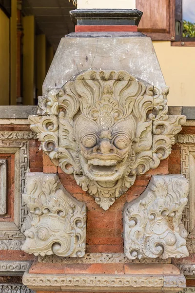 Beige masker muurschildering in het Koninklijk Paleis, Klungkung Bali Indonesië. — Stockfoto