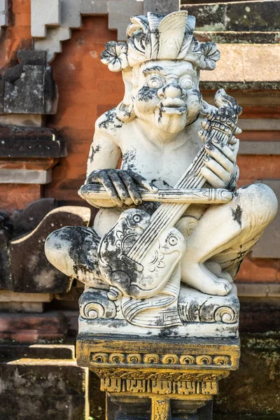 Närbild av violin spelare staty på Kungliga palatset, Klungkung Bali — Stockfoto