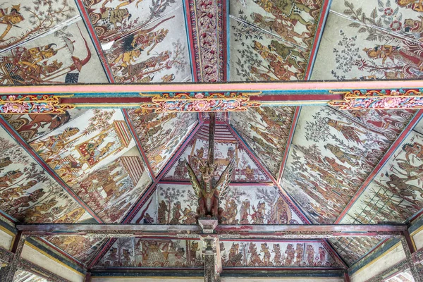 Teto do pavilhão flutuante no Palácio Real, Klungkung Bali Ind — Fotografia de Stock