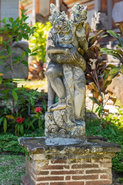 Άγαλμα από φίδι και τέρας στο βασιλικό παλάτι, Klungkung Μπαλί ίντο — Φωτογραφία Αρχείου