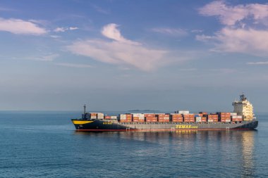 Makassar, Güney Sulawesi limanına yakın situ Mas konteyner gemisi, ben