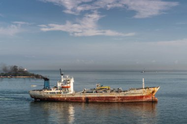 Paslı Cemcon, Makassar, Güney sula limanında çimento arabası gemi