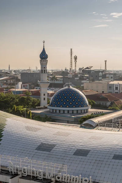 Mosquée et terminal de bateaux de croisière dans le port de Makassar, Sulaw Sud — Photo