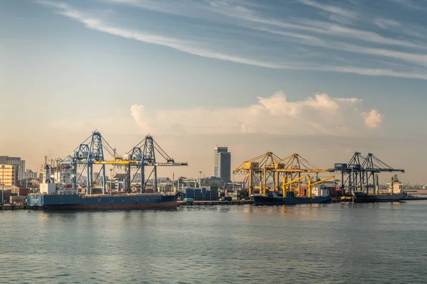 Vroege ochtend Containerhaven van Makassar, Zuid-Sulawesi, ongedaan gemaakt Rechtenvrije Stockafbeeldingen