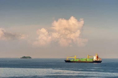 Samalona Adası yakınında Luzon küçük konteyner gemisi, Makassar, Güney