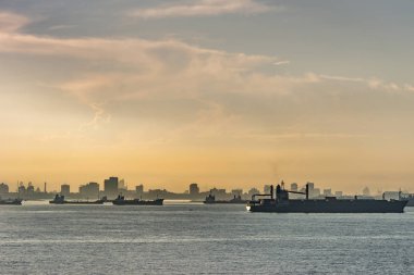 Gemi ile Daybreak şehir silüeti, Makassar, Güney Sulawesi, Indo