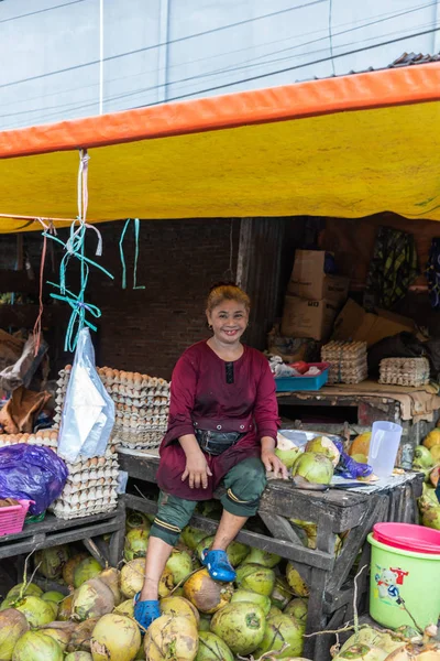 Hindistan cevizi satıcısı Terong Street Market in Makassar, Güney Sulawe — Stok fotoğraf