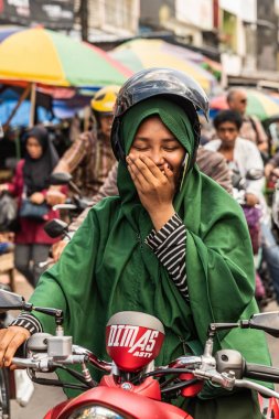 Maka 'da Terong Street Market 'te portre muslima ve akıllı telefon