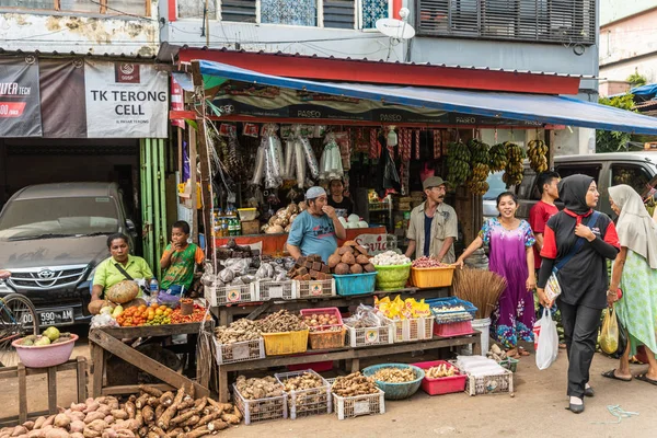 南苏拉威勒望加锡泰荣街市场以根为基础的食物 — 图库照片