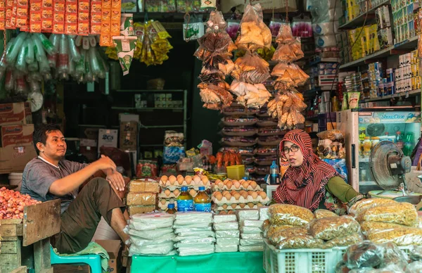 Продуктовый киоск на рынке Теронг-стрит в Макасаре, Саут-Сулавес — стоковое фото