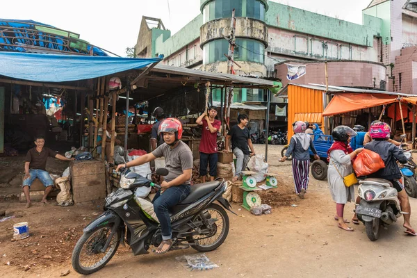 Scene with motorbikes at Terong Street Market in Makassar, South — Stock Photo, Image