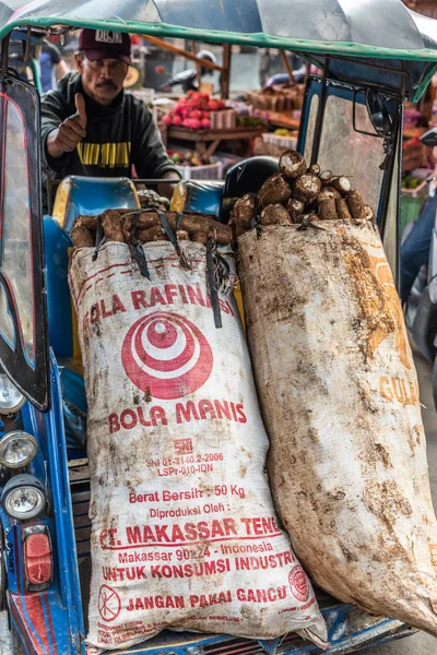Sacos de tapioca no Terong Street Market em Makassar, South Sulaw — Fotografia de Stock