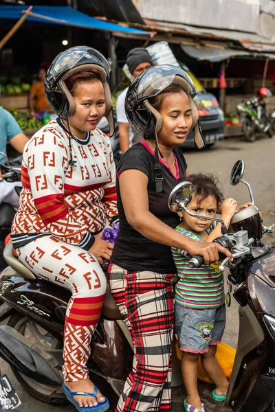 Three females on scooter at Terong Street Market in Makassar, So — Stock Photo, Image