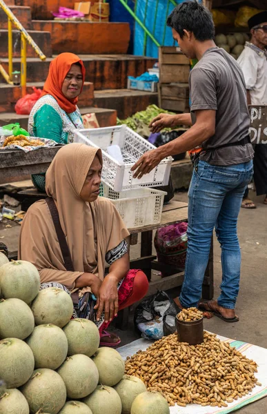 Kobieta sprzedaje orzeszki ziemne na Terong Street Market w Makassar, południe S — Zdjęcie stockowe