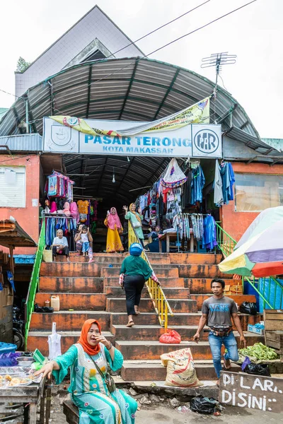 覆盖在南苏拉威斯望加锡的泰荣街市场 — 图库照片