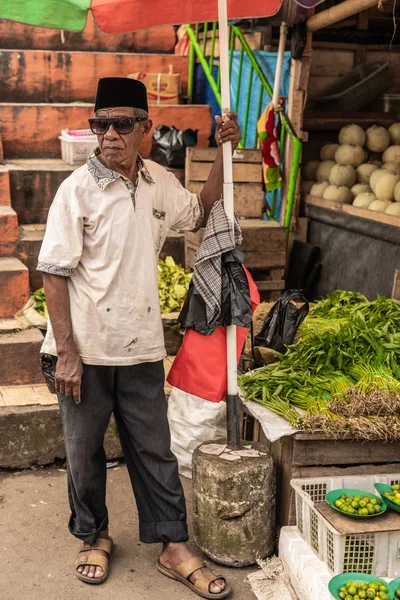 Eski vejetaryen satıcı içinde terong sokak pazarı içinde Makassar, Güney S — Stok fotoğraf