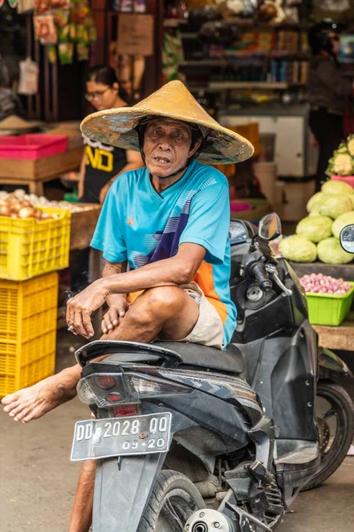 Man rests on motorbike at Terong Street Market in Makassar, Sout — Stock Photo, Image
