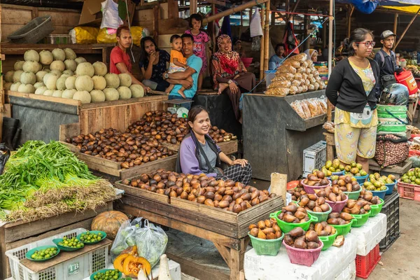 Venditore di frutta di serpente al Terong Street Market a Makassar, Sud Su — Foto Stock