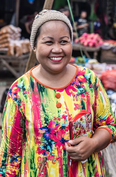 Portrét ženy s barevným oblečem na Terong Street Market v — Stock fotografie