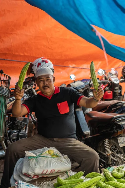 Pepinos para venda no Terong Street Market em Makassar, South Su — Fotografia de Stock