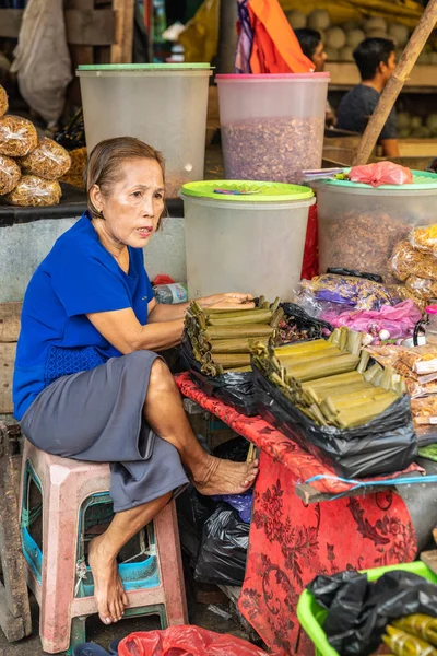 Kadın Makassar, Güney içinde Terong Street Market kuru yiyecek satıyor — Stok fotoğraf