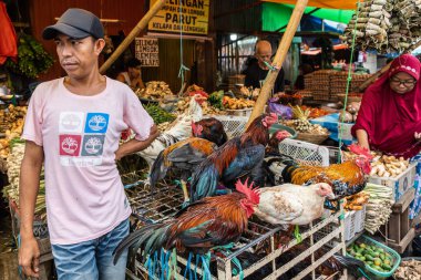 Man Makassar, Güney Su Terong sokak pazarı 'nda tavuk satıyor