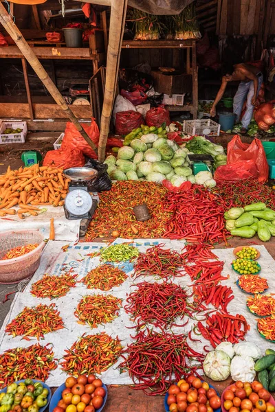 Anzeige von Chilischoten auf dem Terong Street Market in Makassar, so — Stockfoto