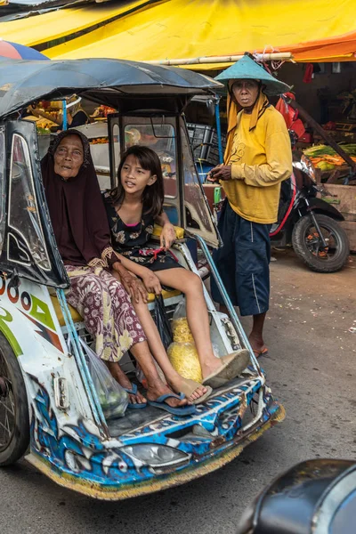 Kvinnliga passagerare i trehjuling på Terong Street Market i Makassa — Stockfoto