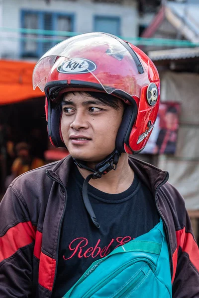 Portret van helm man op Terong Street Market in Makassar, Zuid — Stockfoto