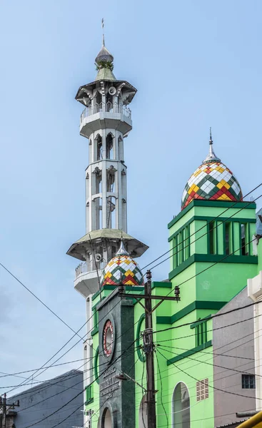 Masjid Raudhatul Muflihein w Terong Street Market w Makassar, — Zdjęcie stockowe