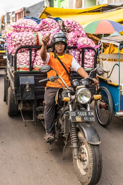マカッサルの Terong の通りの市場のトレーラーの負荷ニンニク、南 S — ストック写真