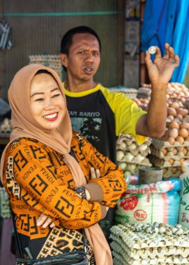 Satıcı, Makassar, Güney sula 'da Terong Street Market 'te yumurta gösterir