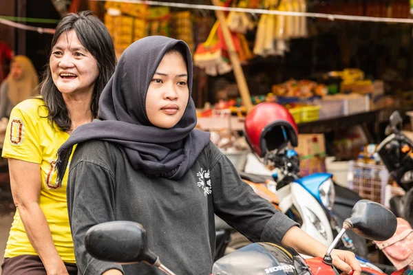 南部 Makassar Terong 街市场两名妇女的特写镜头 — 图库照片